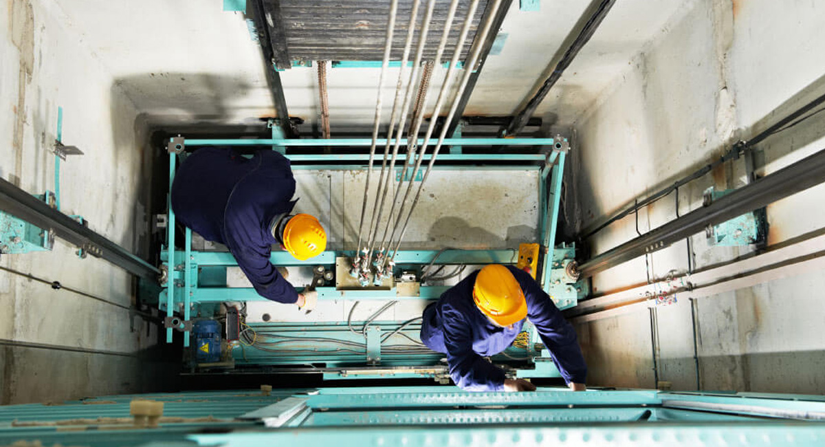 استادکار و فنی کار آسانسور