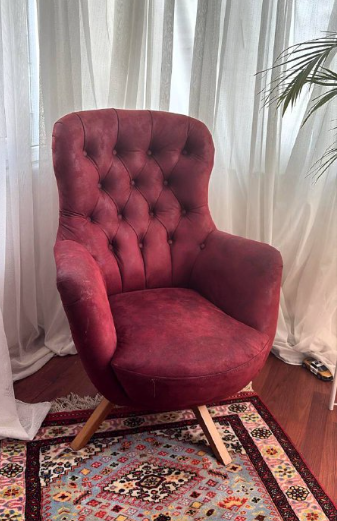 یک عدد مبل سه نفره + یک مبل تک نفره با پایه‌ی چرخان