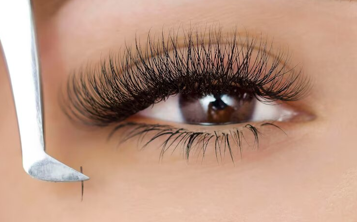 استخدام ناخن کار و مژه کار در باکرکوی