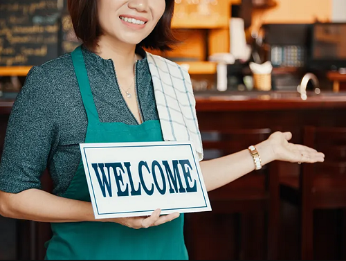 نیروی خانم برای خوش آمدگویی به مشتریان رستوران