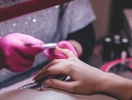 استخدام ناخنکار حرفه ای در بیلیکدوزو